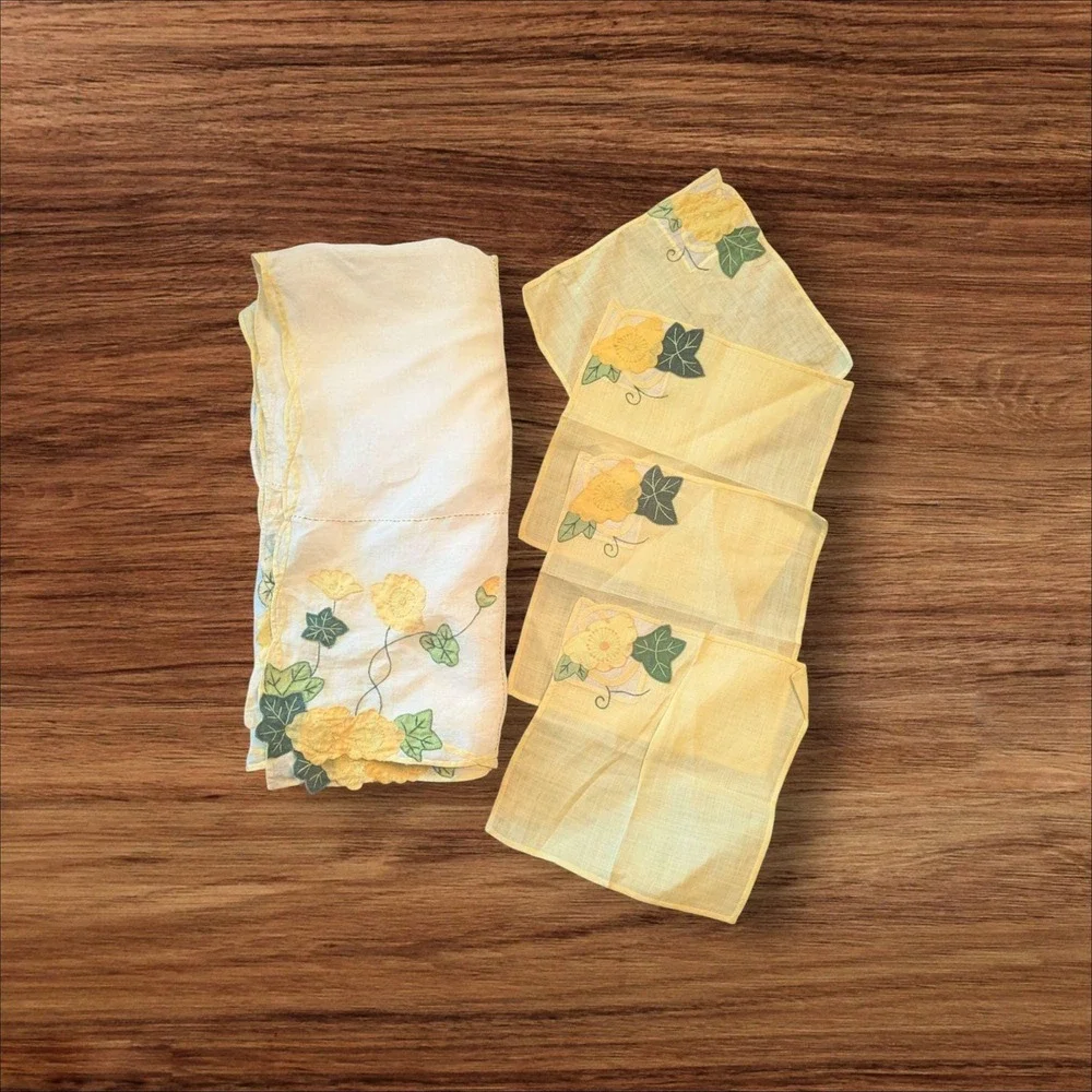 Vintage Yellow Floral Applique Tablecloth and 4 Napkins Set White Yellow 33x34‎